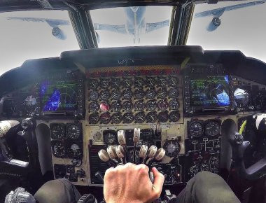 Σπάνιο βίντεο από κόκπιτ B-52 Stratofortress κατά τον εναέριο ανεφοδιασμό του από KC-135 της USAF